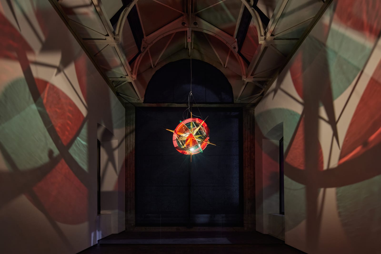 Installation view of Olafur Eliasson, Orizzonti tremanti / Trembling horizons, 2022.