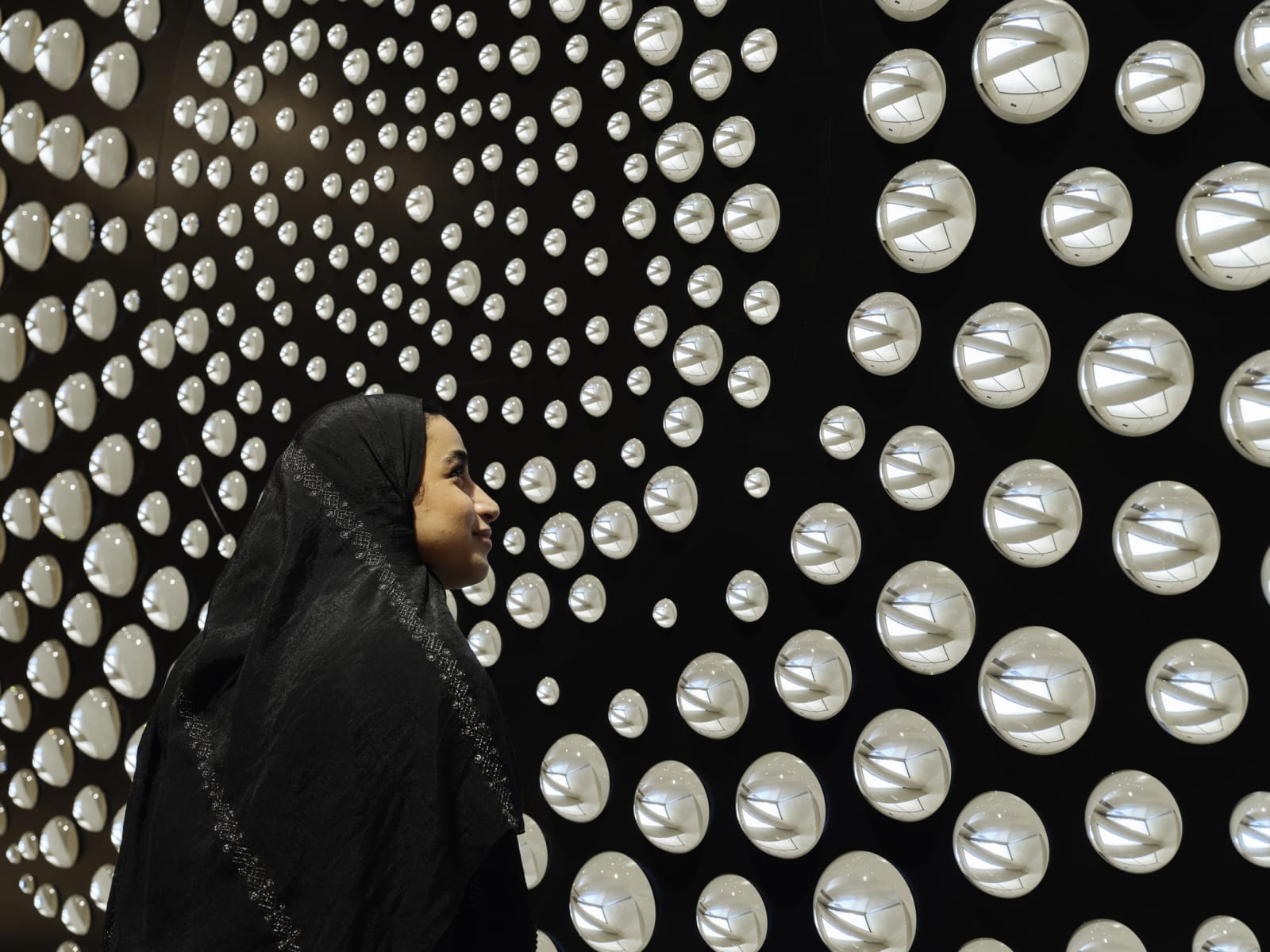 Installation image of Olafur Eliasson: The curious desert | الصحراء تعانق الخيال