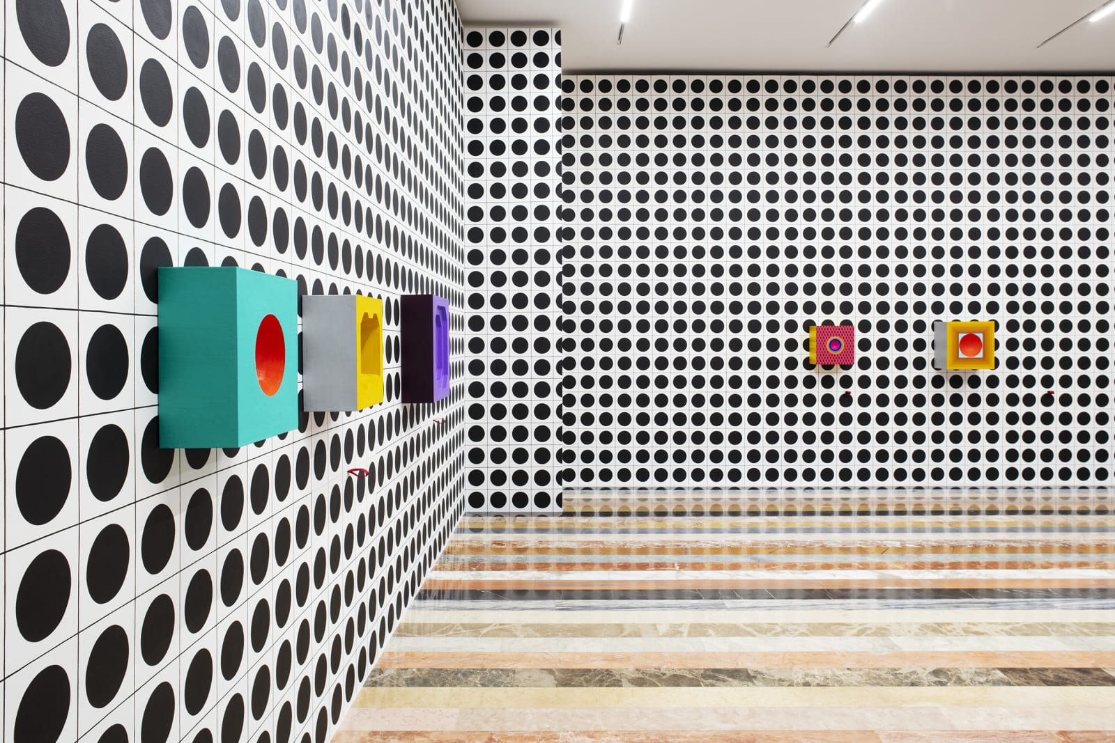 Installation view of Rodrigo Hernández, "El espejo", Museo Jumex, Mexico City, 2022.