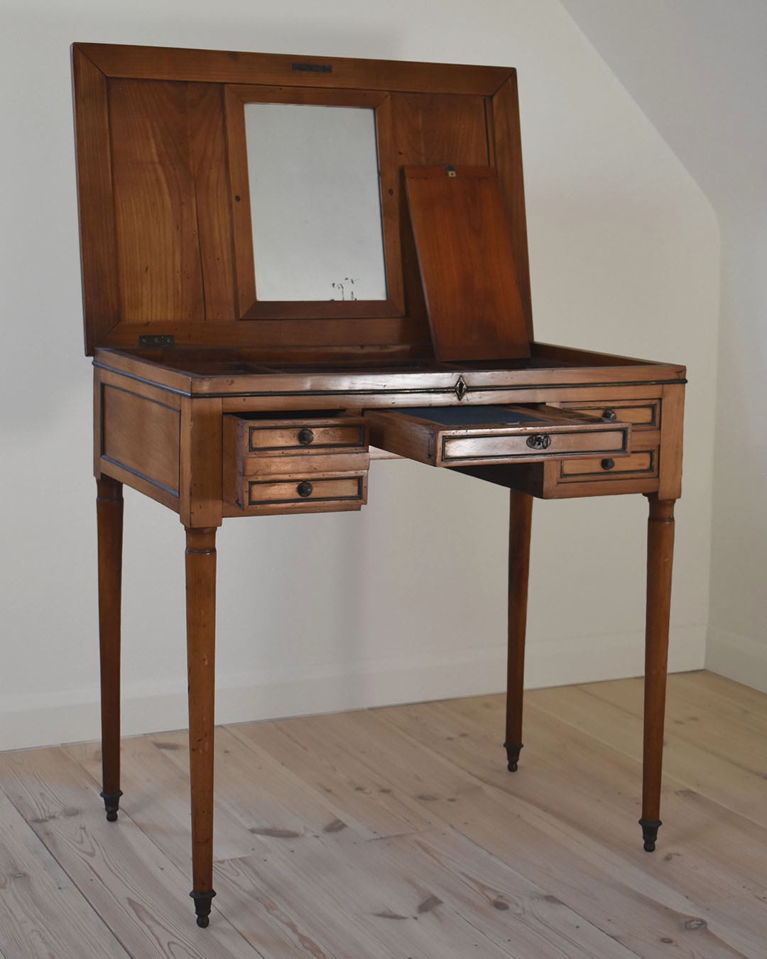 FRENCH DRESSING TABLE