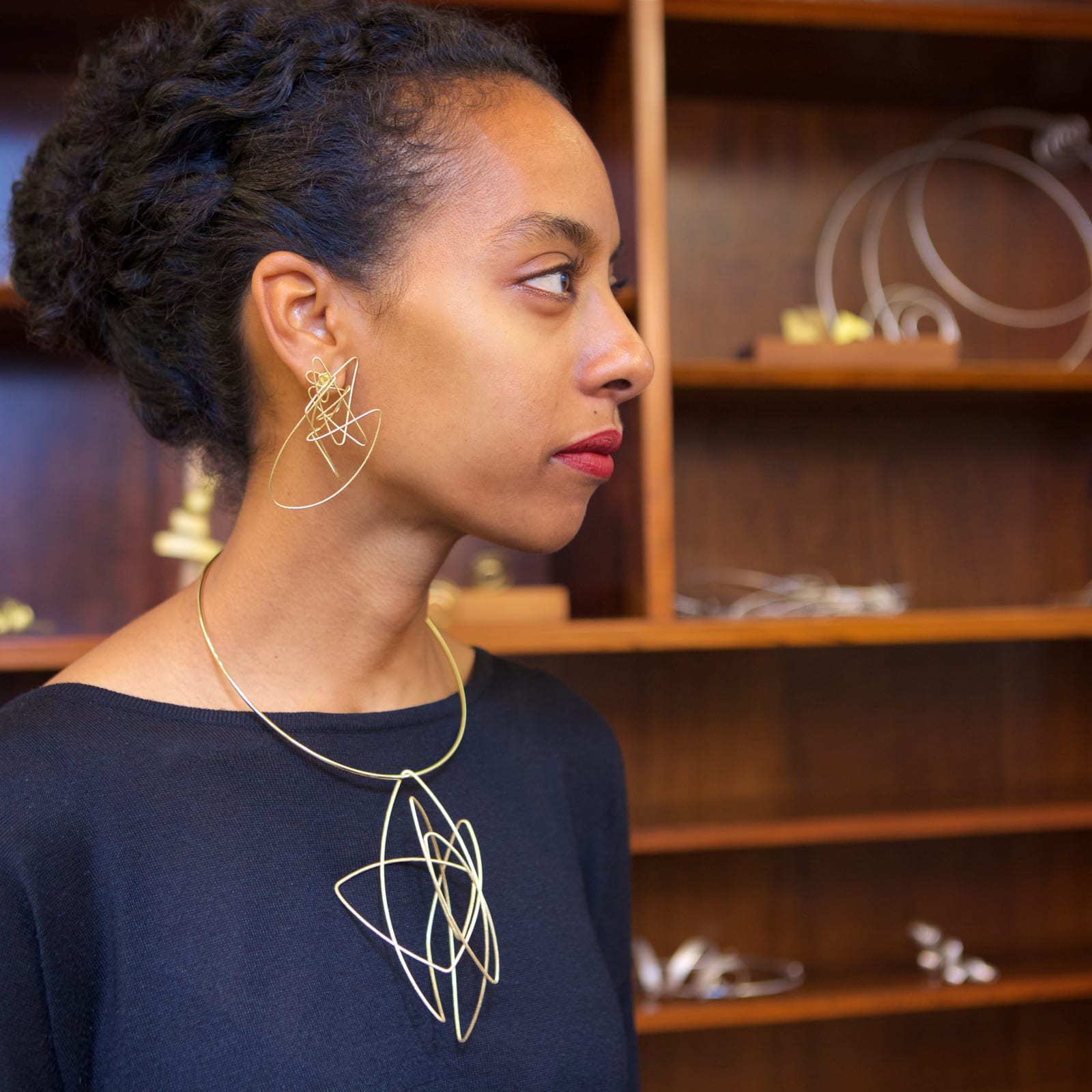Fig. 4. Chaos brooch and pendant, 18 ct Fairtrade gold by Ute Decker, can be worn in various configurations. Photo...