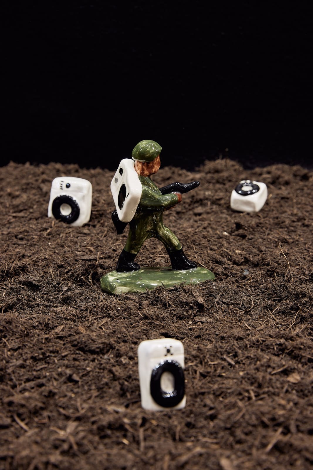 Kuril Chto, Ceramic soldier with washing machine 2, 2022