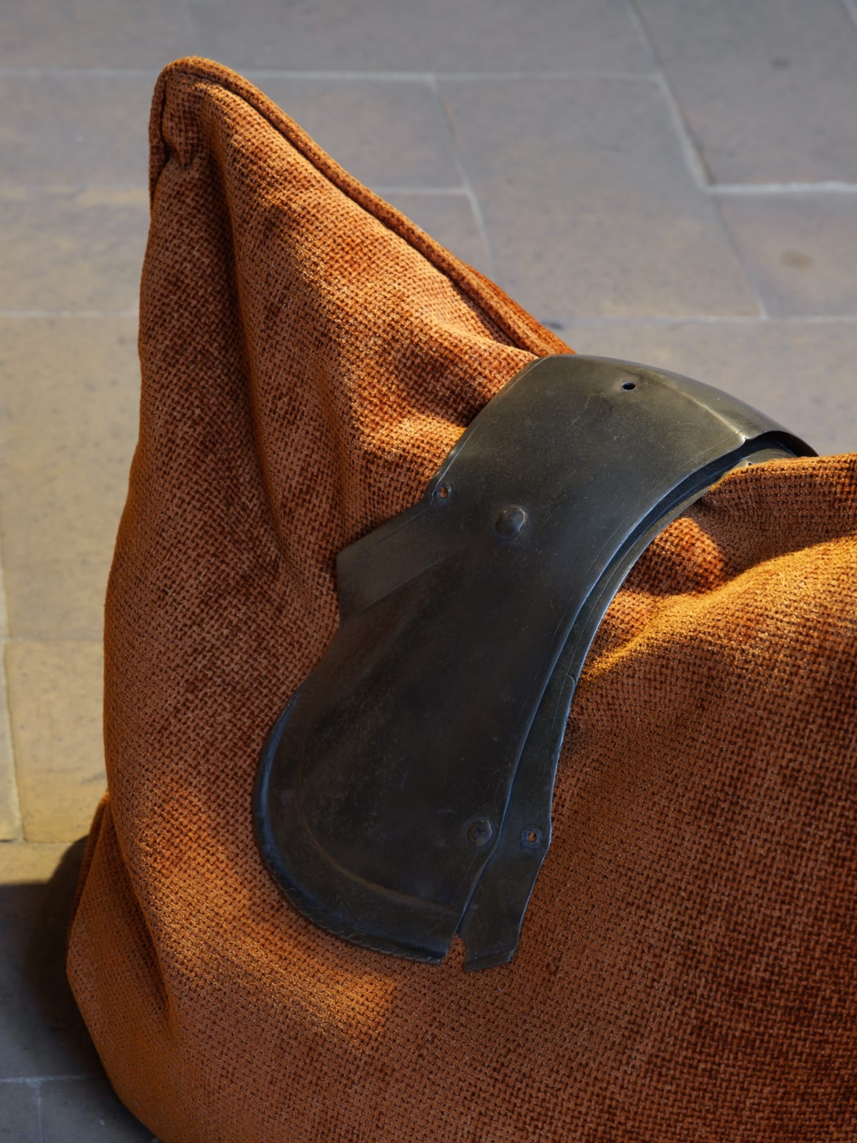 Giovanni Kronenberg, Senza titolo, 2022. Pillow and shoulder armor from the 18th century, 48 × 31 × 41 cm, detail. Installation view on the occasion of the exhibition Senza mai sfiorire. Densità e leggerezza nella scultura italiana contemporanea, curated by Saverio Verini, Palazzo Collicola, Spoleto. Courtesy the artist and z2o Sara Zanin, Rome. Ph. Giuliano Vaccai