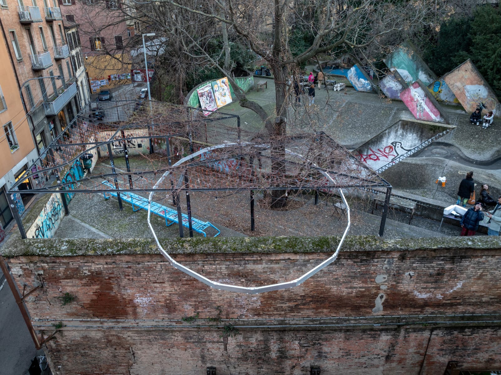 Fabrizio Prevedello, Benedizione (386), 2024, aluminum, steel, reflective tape, cm 847 x 565 x 14, Giardino del Guasto, Bologna. Ph Leonardo Morfini