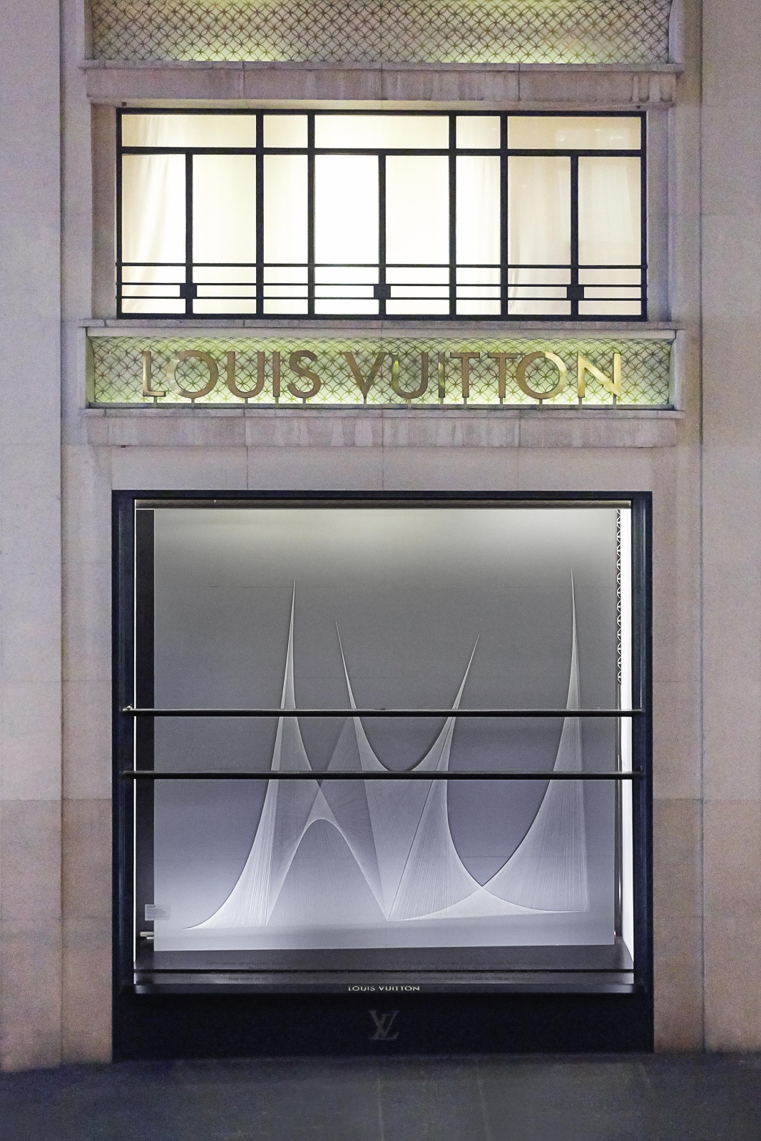 <div class="image_caption_container"><div class="image_caption"><p><strong>Hyperboloïde III</strong>, 2015</p><p><strong>Le fil rouge</strong>, Espace CulturelLouis Vuitton Paris, 2015</p><p>© Pauline Guyon / Louis Vuitton</p></div></div>
