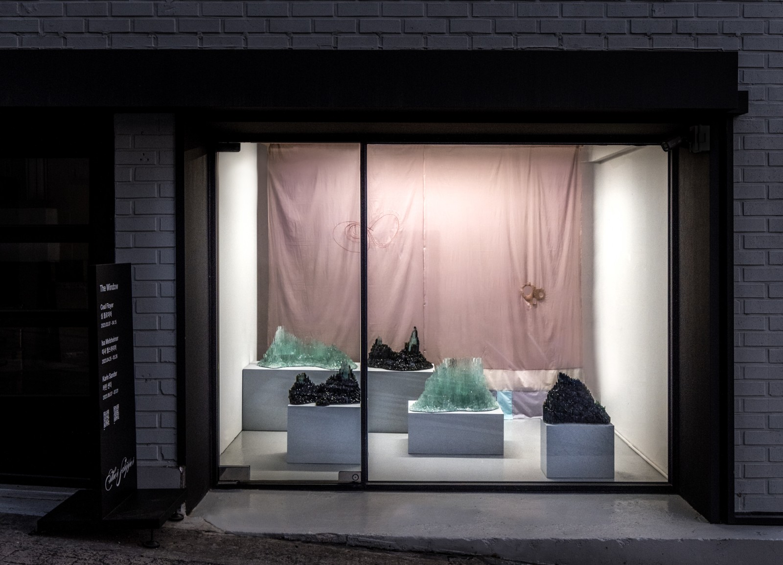 <div class="image_caption_container"><div class="image_caption"><p>Exhibition view: <strong>The Window. Isa Melsheimer</strong>, Esther Schipper, Seoul, 2023. Photo © Hyun Jun Lee </p></div></div>
