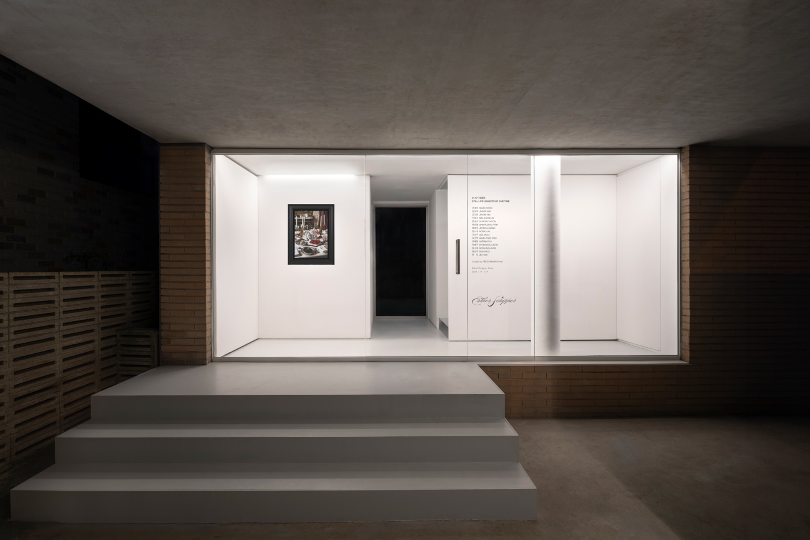 <div class="image_caption_container"><div class="image_caption"></div></div>