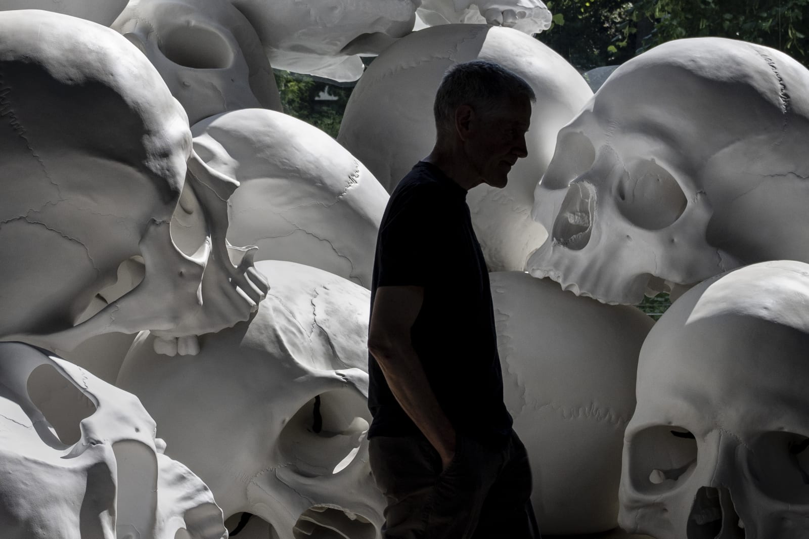 Ron Mueck, the shy artist behind monstrous sculptures Portrait by Valérie Duponchelle on the occasion of his exhibition in Paris