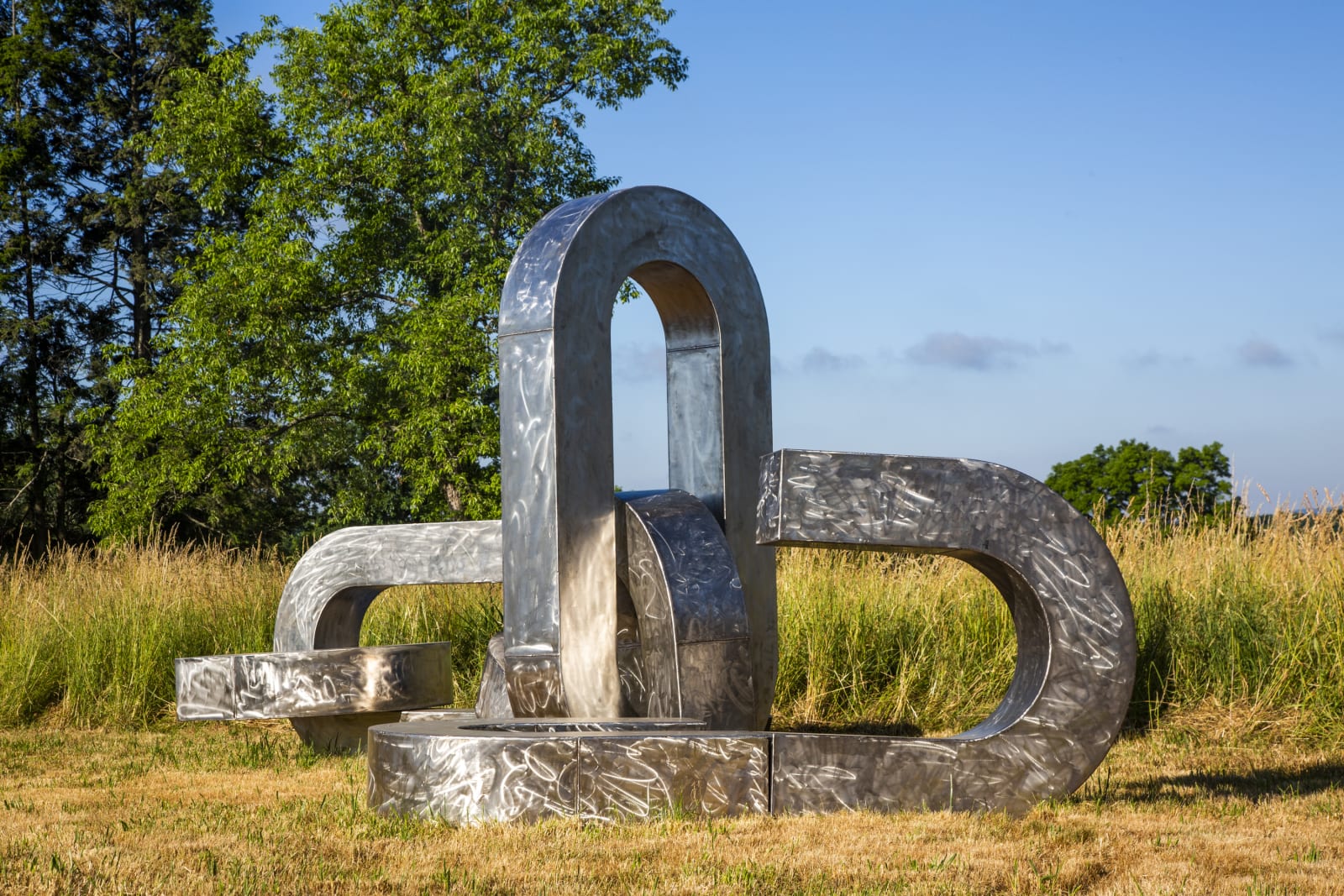 <div class="additional_caption">'Song of the Broken Chains', 2020. Stainless steel. Approx. 243.84 x 548.64 x 365.76cm (96 x 216 x 144in)</div>