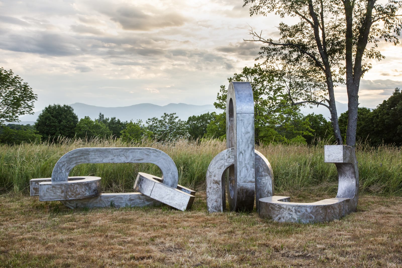 <div class="additional_caption">'Song of the Broken Chains', 2020. Stainless steel. Approx. 243.84 x 548.64 x 365.76cm (96 x 216 x 144in)</div>