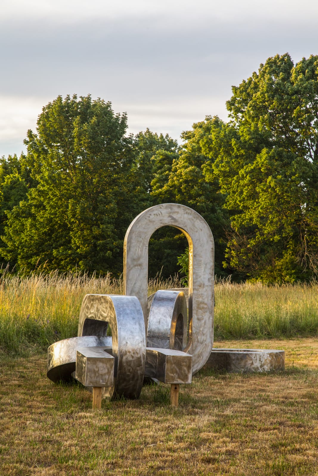 <div class="additional_caption">'Song of the Broken Chains', 2020. Stainless steel. Approx. 243.84 x 548.64 x 365.76cm (96 x 216 x 144in)</div>