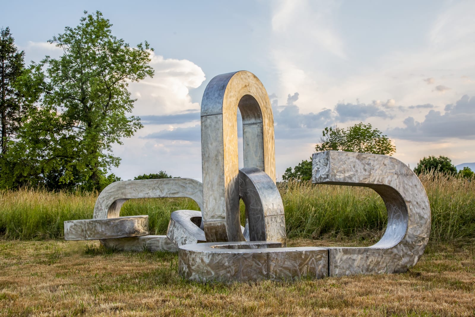 <div class="additional_caption">'Song of the Broken Chains', 2020. Stainless steel. Approx. 243.84 x 548.64 x 365.76cm (96 x 216 x 144in)</div>