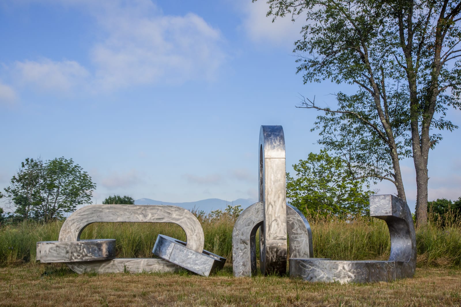 <div class="additional_caption">'Song of the Broken Chains', 2020. Stainless steel. Approx. 243.84 x 548.64 x 365.76cm (96 x 216 x 144in)</div>