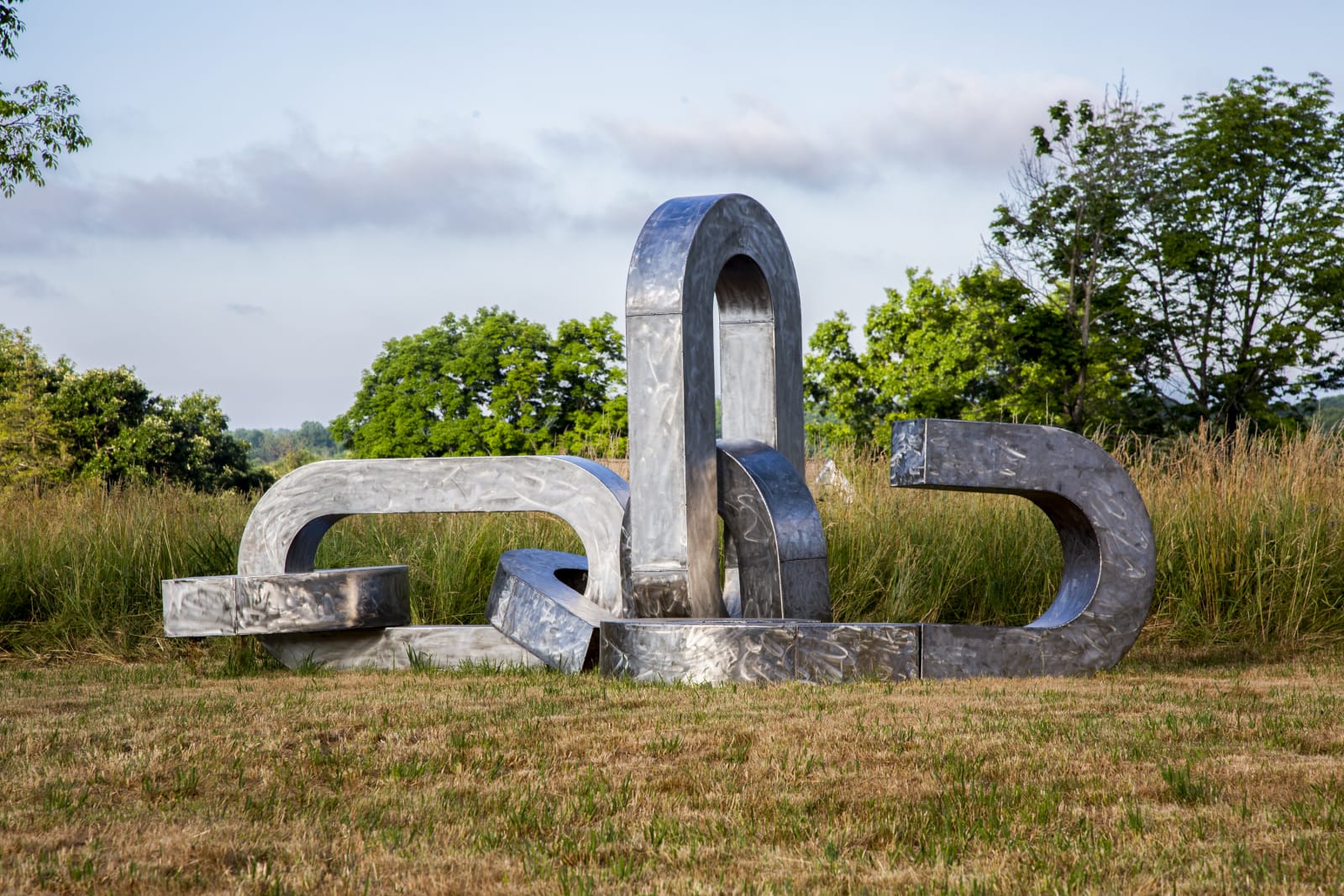 <div class="additional_caption">'Song of the Broken Chains', 2020. Stainless steel. Approx. 243.84 x 548.64 x 365.76cm (96 x 216 x 144in)</div>