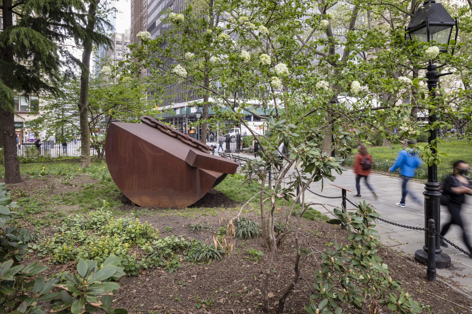 <div class="additional_caption">'Before Words', 1990. Steel, 271.8 x 238.8 x 304.8cm (107 1/8 x 94 1/8 x 120in)</div>
