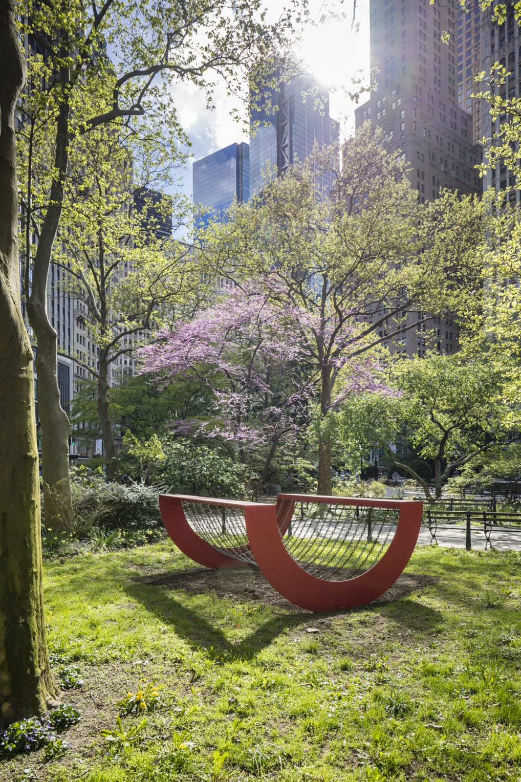 <div class="additional_caption">'Homage to Coco', 1970. Painted steel and chain, 122 x 243.8 x 304.8cm(48 1/8 x 96 x 120in)</div>