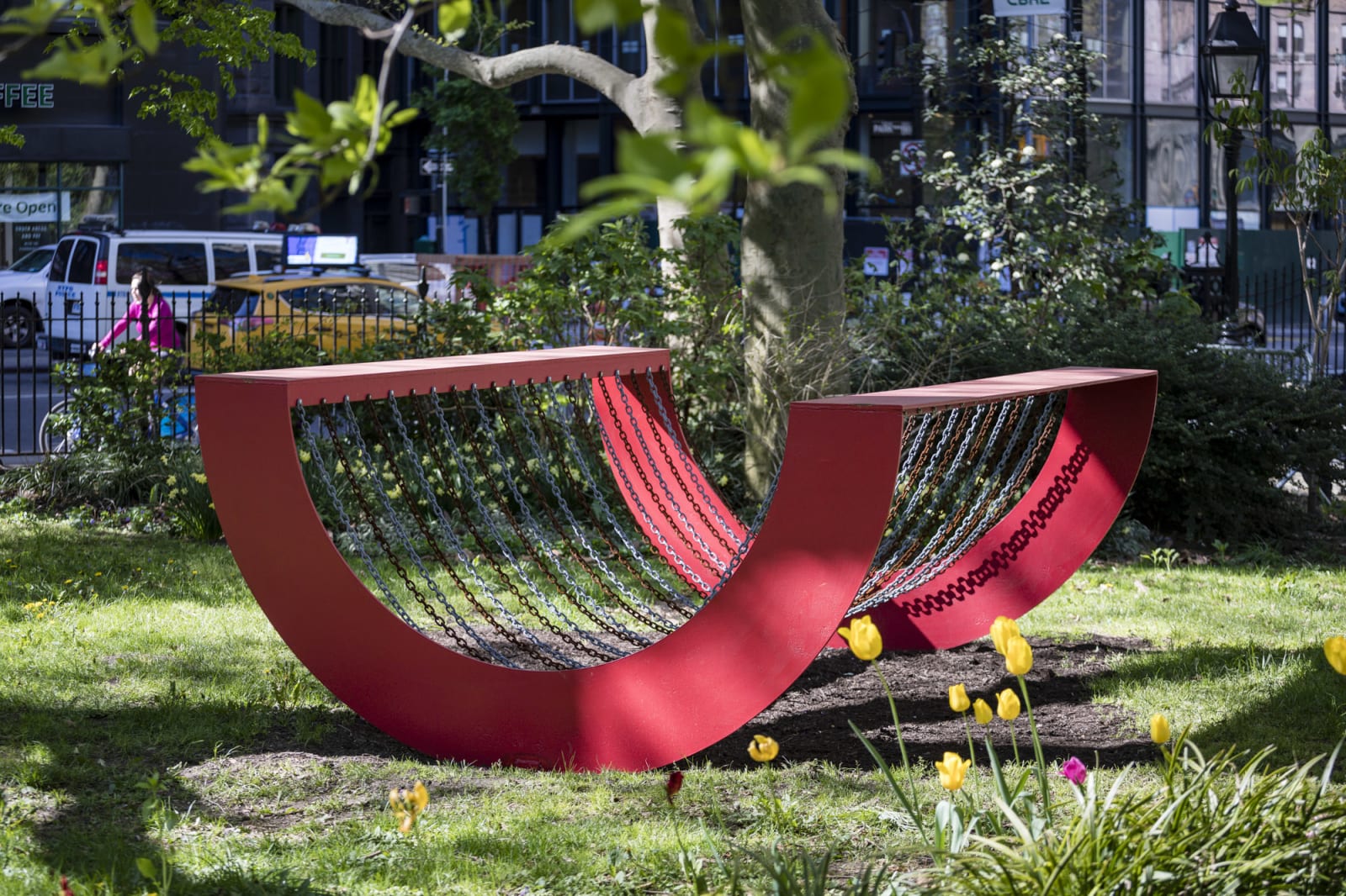 <div class="additional_caption">'Homage to Coco', 1970. Painted steel and chain, 122 x 243.8 x 304.8cm(48 1/8 x 96 x 120in)</div>