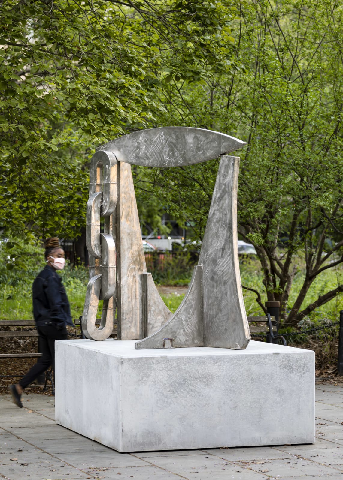 <div class="additional_caption">'The Promise', 1984. Stainless steel, 190.5 x 190.5 x 165cm (75 x 75 x 65in)</div>