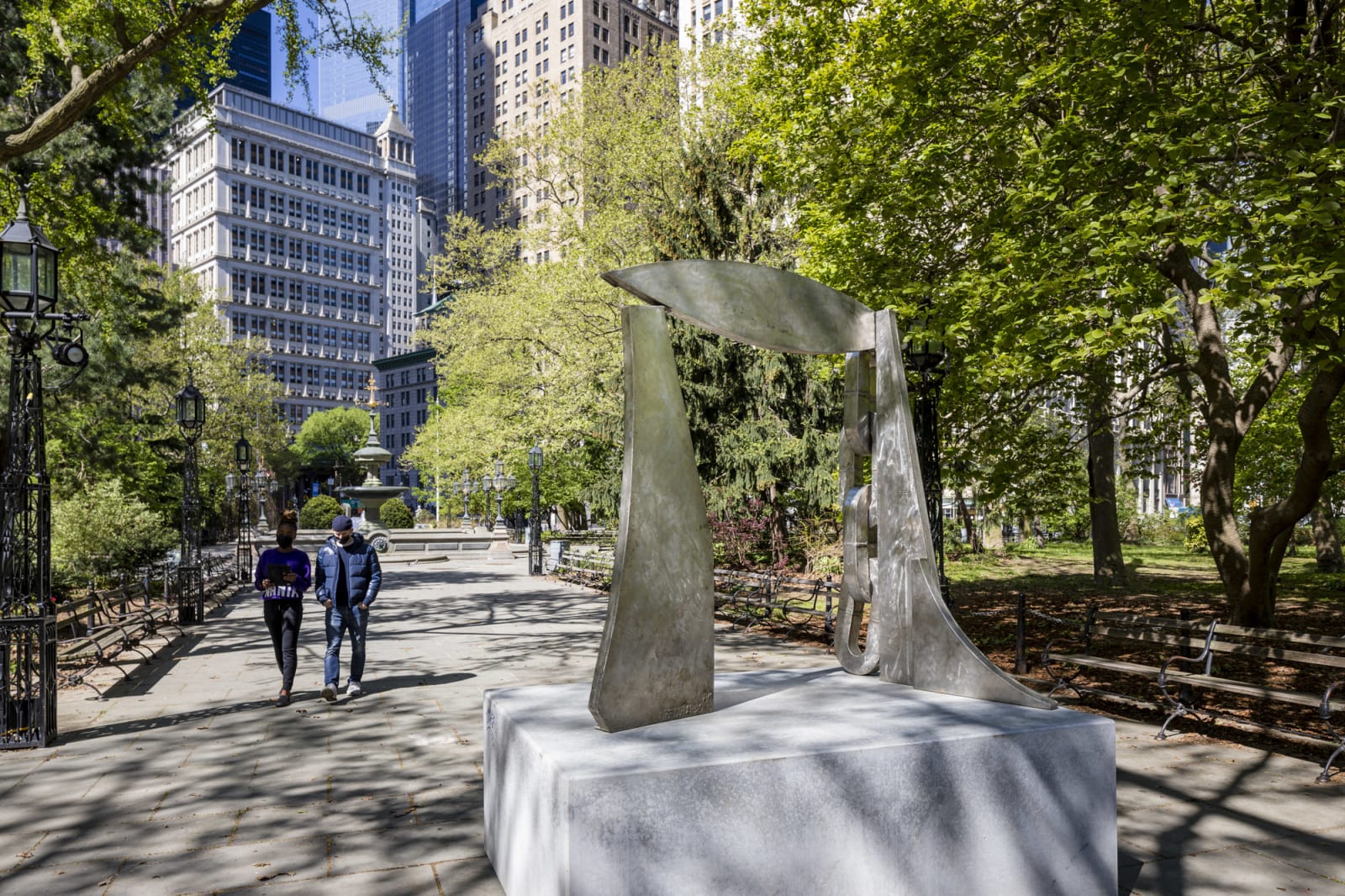<div class="additional_caption">'The Promise', 1984. Stainless steel, 190.5 x 190.5 x 165cm (75 x 75 x 65in)</div>