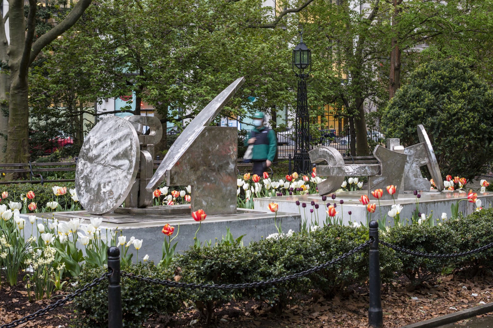 <div class="additional_caption">Left: 'Ukpo. Edo', 1992/1996. Stainless steel. Overall: 97.8 x 256.5 x 148.6cm (38 1/2 x 101 x 58 1/2in); Right: 'Untitled', 1993. Stainless steel, 148.6 x 198 x 122cm(58 1/2 x 78 x 48 1/8in)</div>