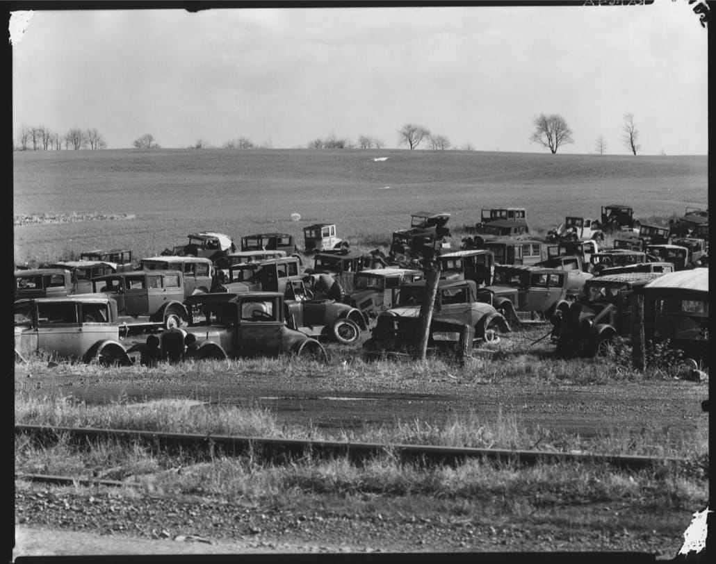 <div class="artist">Walker Evans, <em>Auto dump near Easton, Pennsylvania </em>(1935), C-type print.</div>