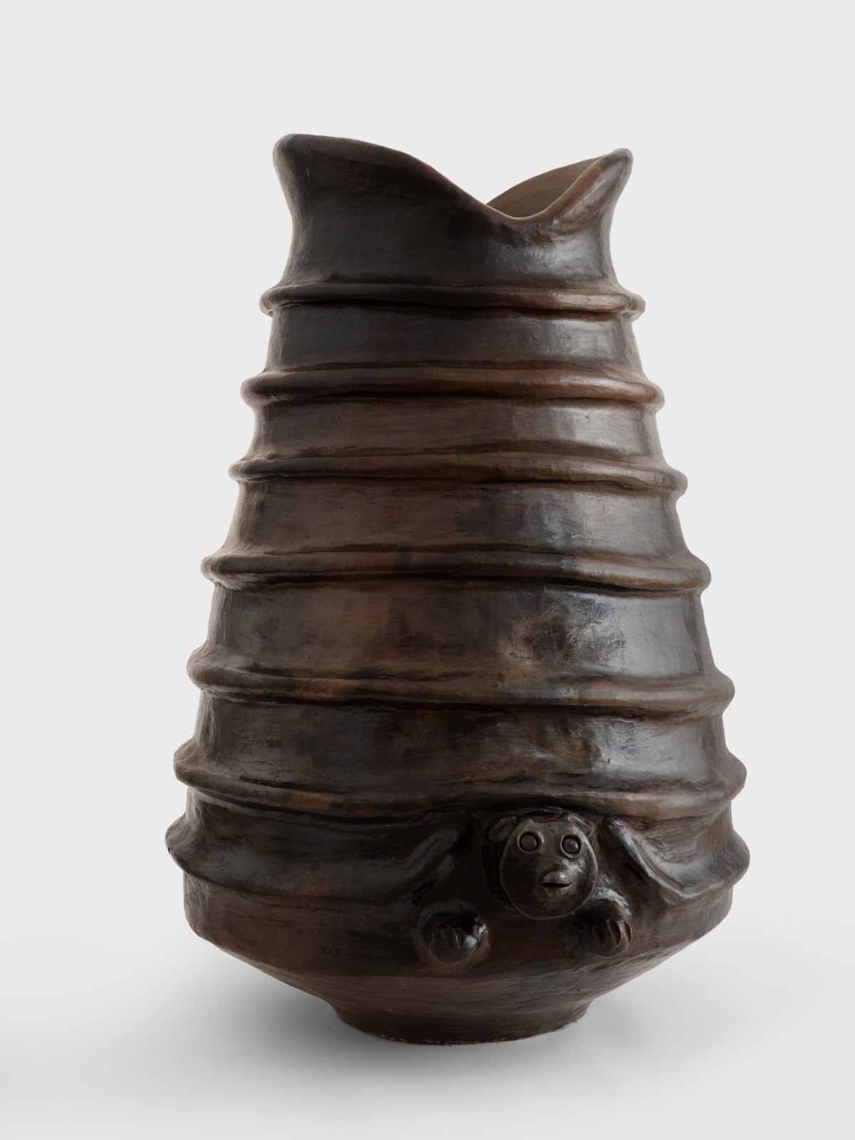 Julia Isidrez, Cantaro con relieve, 2024