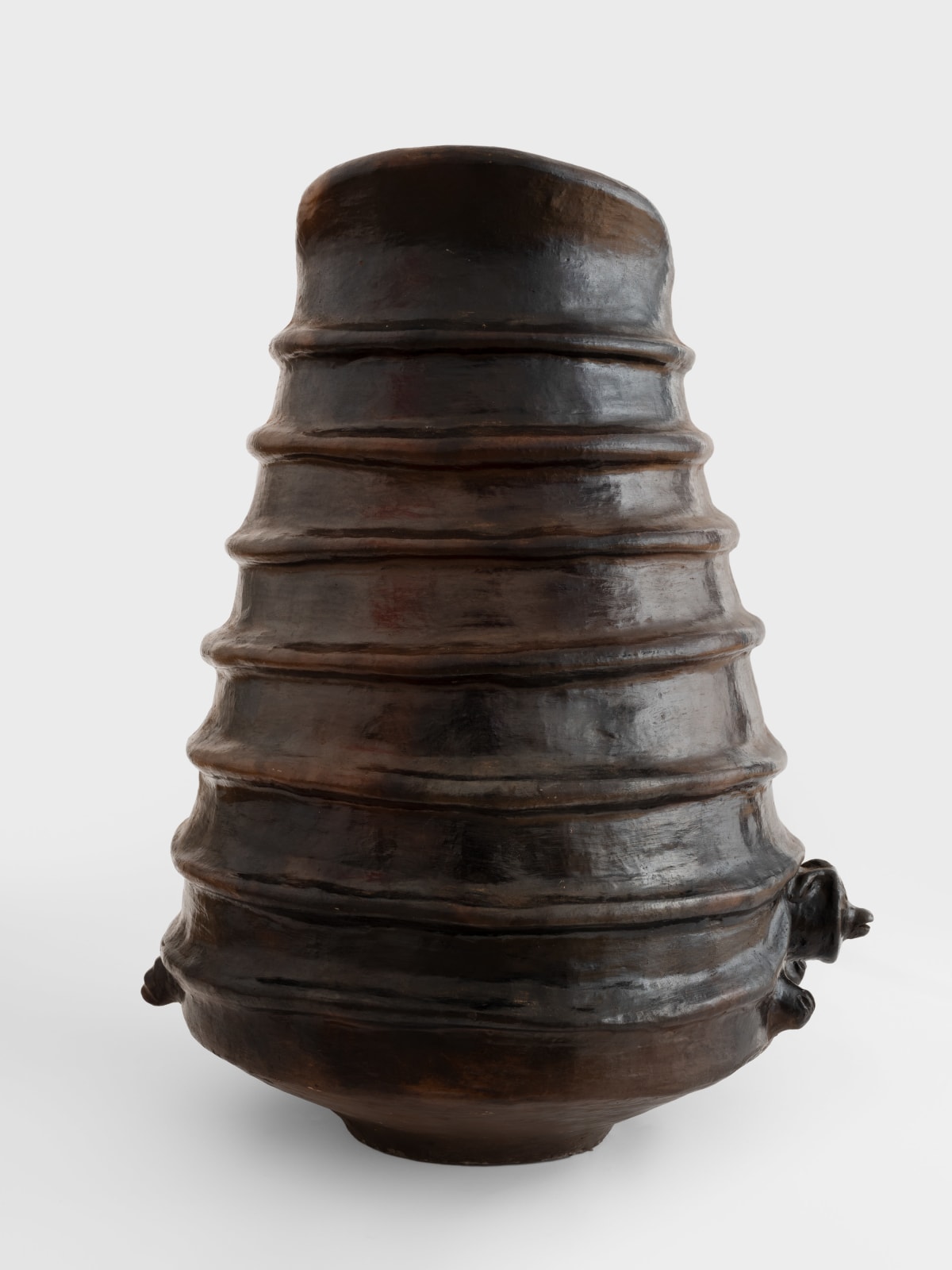 Julia Isidrez, Cantaro con relieve, 2024