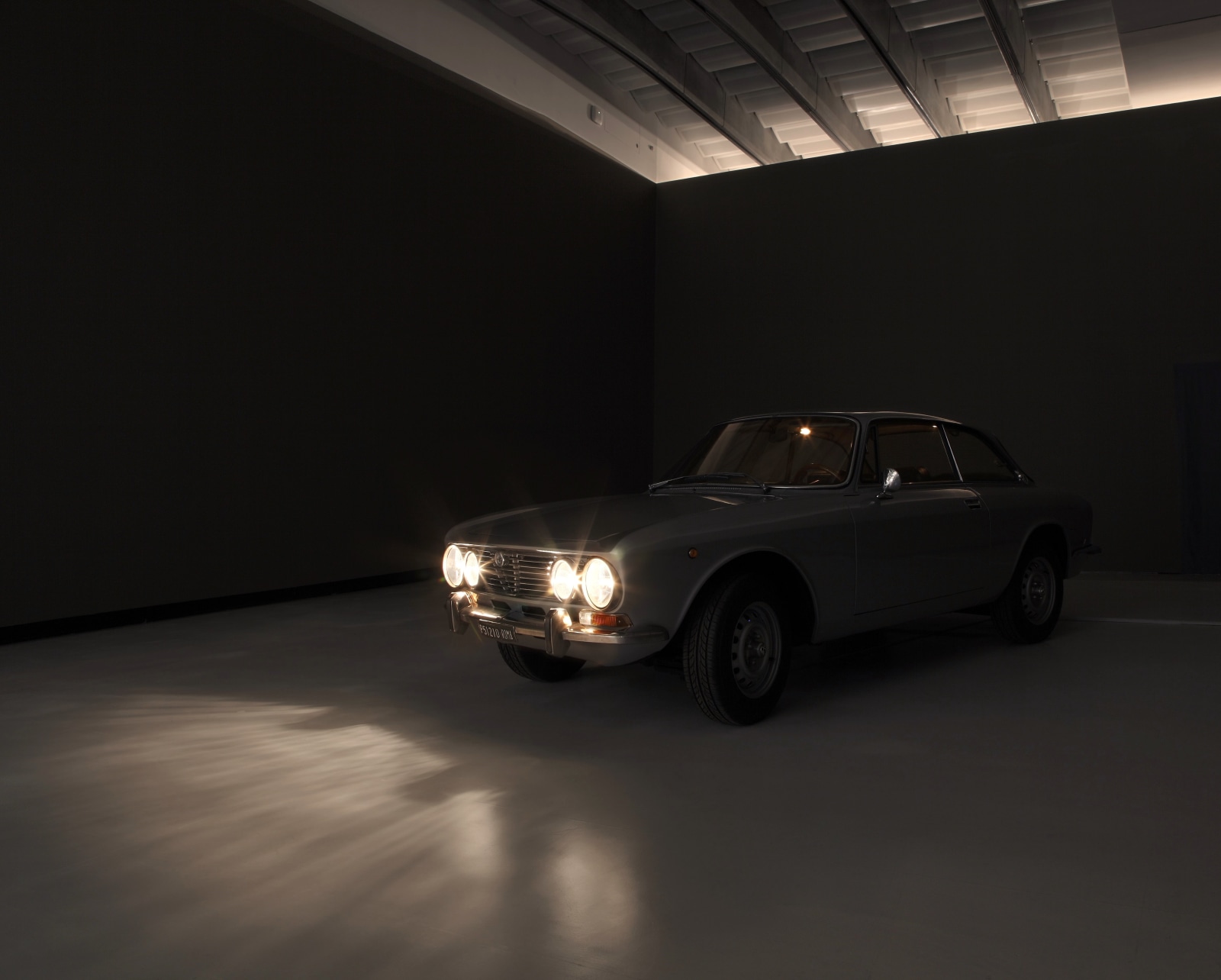 Installation of an Alfa Romeo GT Veloce 2000.