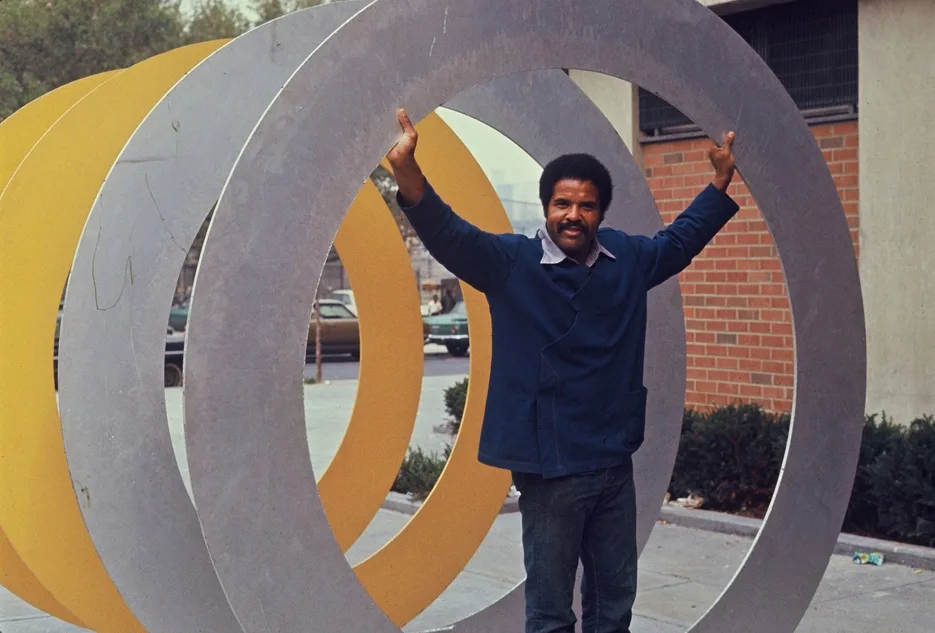 <div class="additional_caption">Melvin Edwards with 'Double Circles', 1970. Bethune Tower, 650 Malcolm X Boulevard, Harlem, New York.</div>