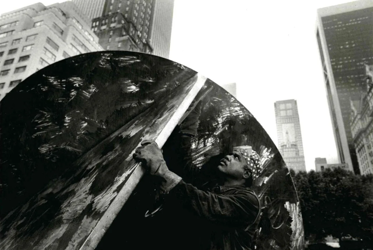 <div class="additional_caption">Melvin Edwards installing 'Tomorrow's Wind', 1991. Doris C. Freedman Plaza, New York</div>