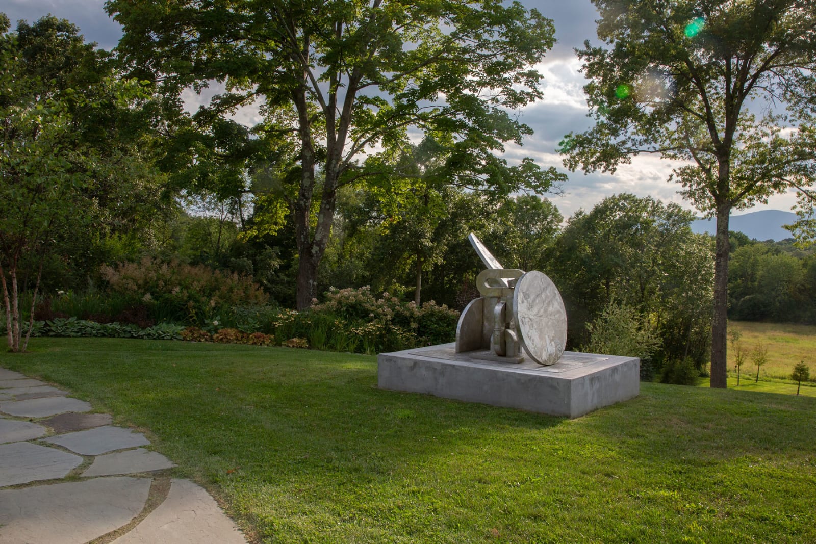 <div class="additional_caption">'Untitled', 1993. Stainless steel, 148.6 x 198 x 122cm(58 1/2 x 78 x 48 1/8in)</div>