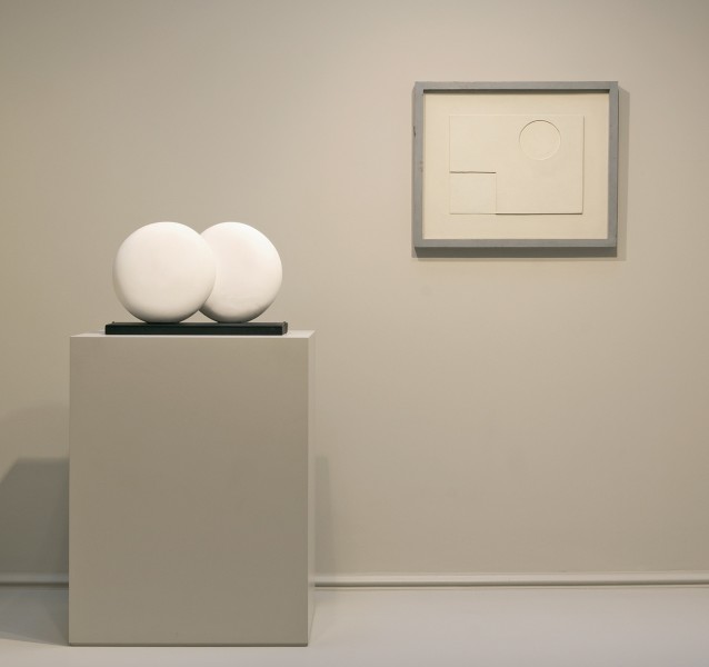 Left to Right : Barbara Hepworth, Discs in Echelon - Version 2 (1935) and Ben Nicholson, White Relief (1935)