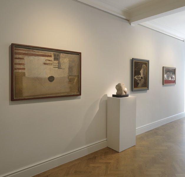 Front Gallery (Clockwise) : Ben Nicholson, Guitar (1932), Barbara Hepworth, Two Heads (1932), Barbara Hepworth, Girl in Mirror (1933),  Ben Nicholson, Charbon (1930-31)