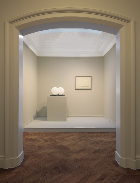 Middle Gallery (Left to Right) : Barbara Hepworth, Discs in Echelon - Version 2 (1935) and Ben Nicholson, White Relief (1935)