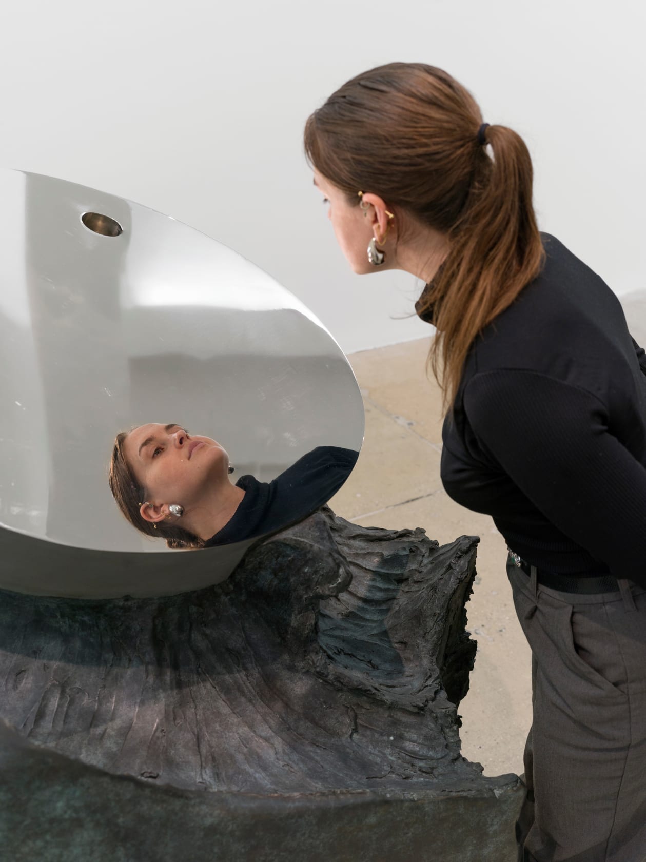 Giuseppe Penone Geometria nelle mani - ovale, 2005 Bronze, polished stainless steel 48 1/4 x 65 x 53 1/8 in....