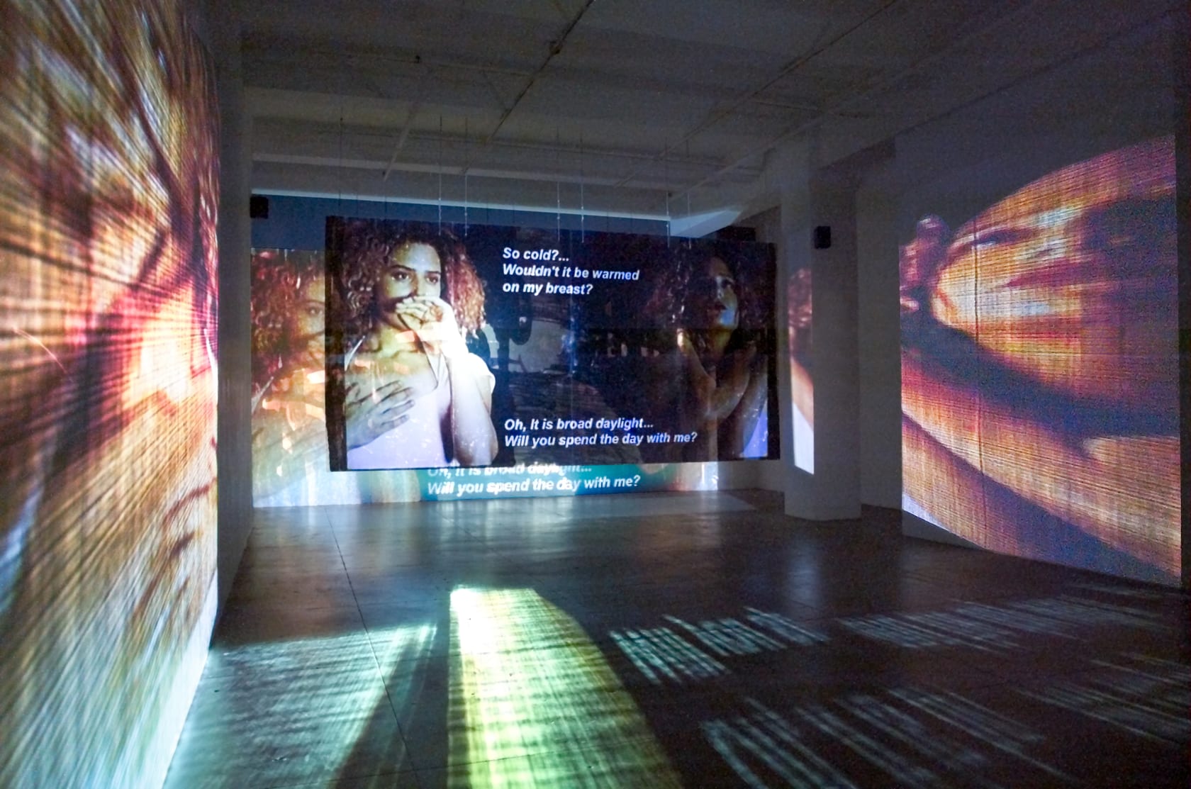 An exhibition installation view from: Dara Birnbaum, Erwartung 1995/2001