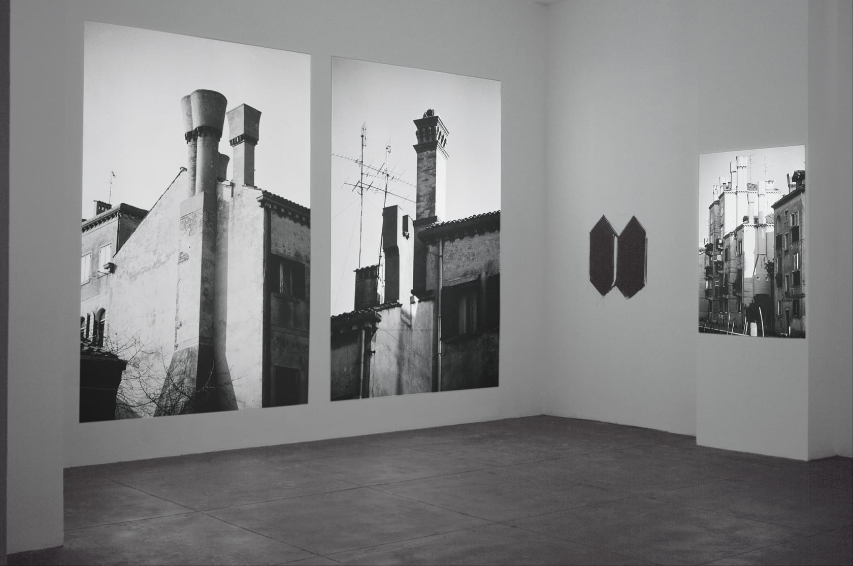 An exhibition installation view from: Lothar Baumgarten