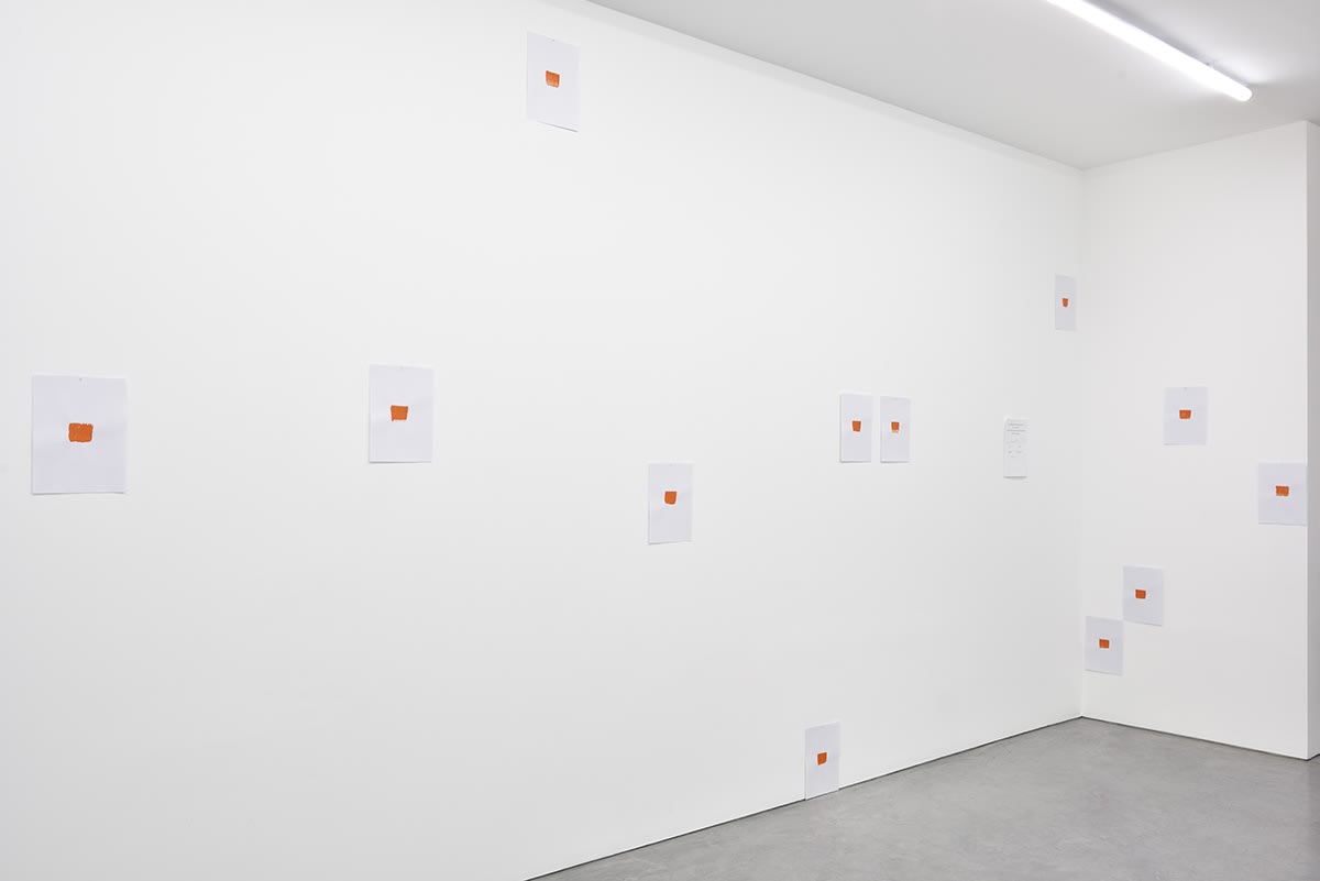 An exhibition installation view from: Niele Toroni, 40 Empreintes De Pinceau N°50