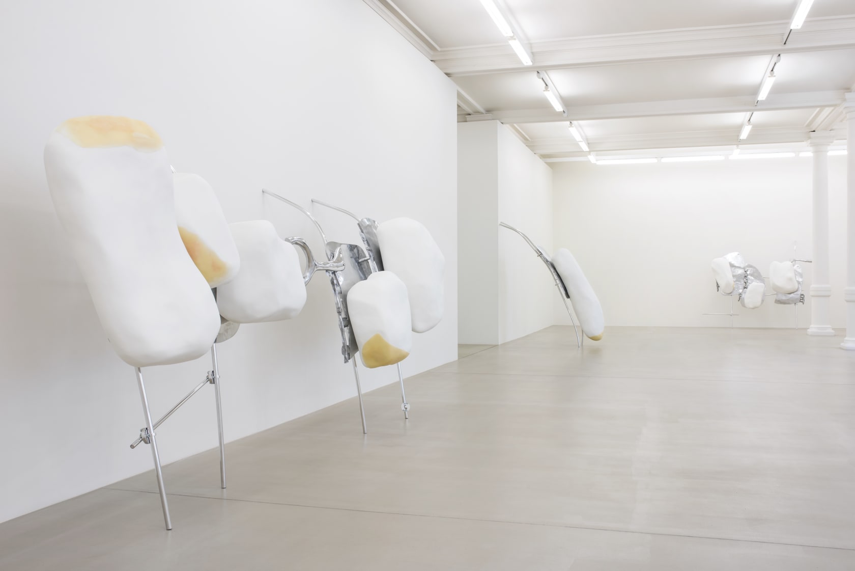 An exhibition installation view from: Nairy Baghramian, Scruff of the Neck