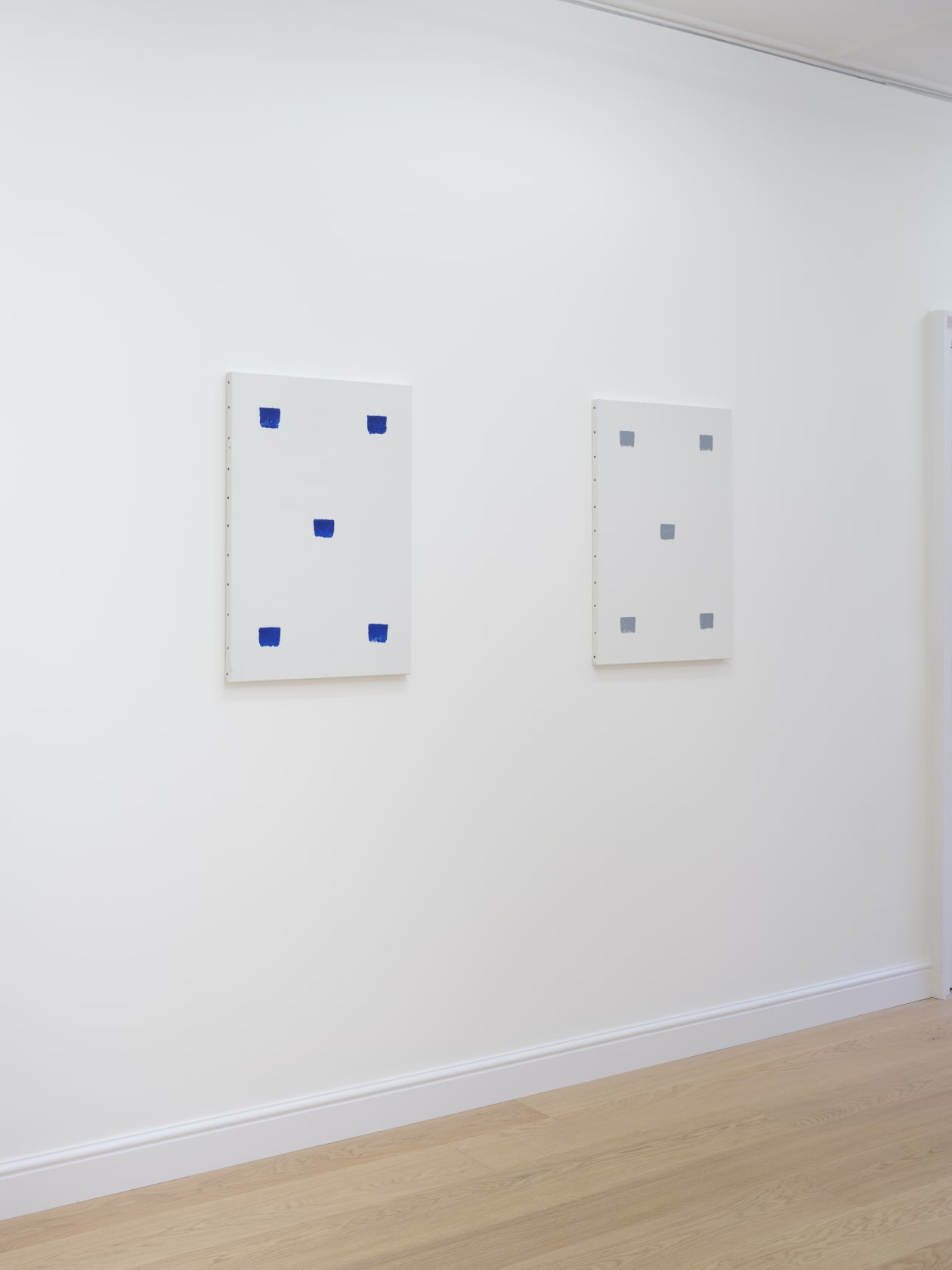 An exhibition installation view from: Niele Toroni