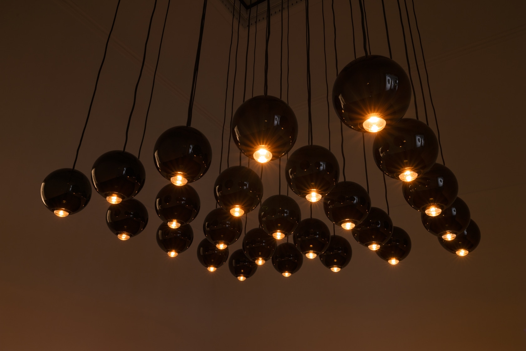 Philippe Parreno, Blind Lamps, 2024