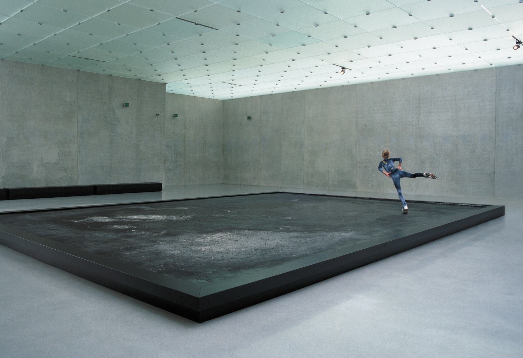 Pierre Huyghe, L’Expédition scintillante, Act 3 (Black Ice Rink), 2002