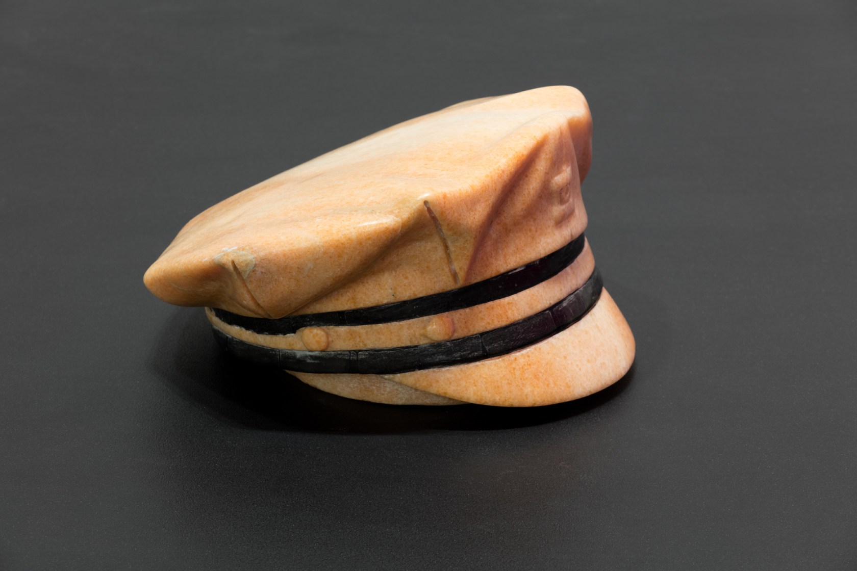 Julia Scher, Glückshaube, 2006