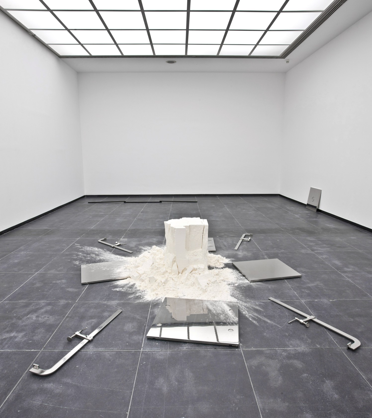 Exhibition view, Arte Essenziale, Frankfurter Kunstverein, 2011 © Norbert Miguletz