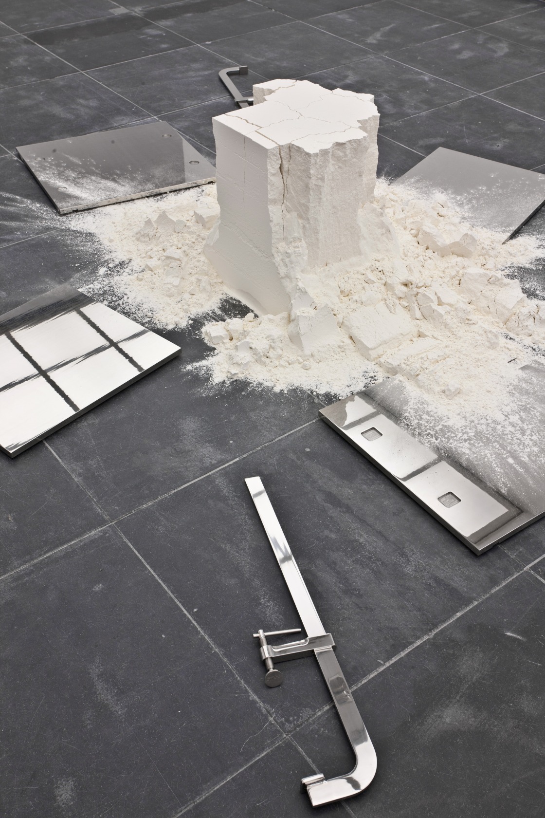 Exhibition view, Arte Essenziale, Frankfurter Kunstverein, 2011 © Norbert Miguletz