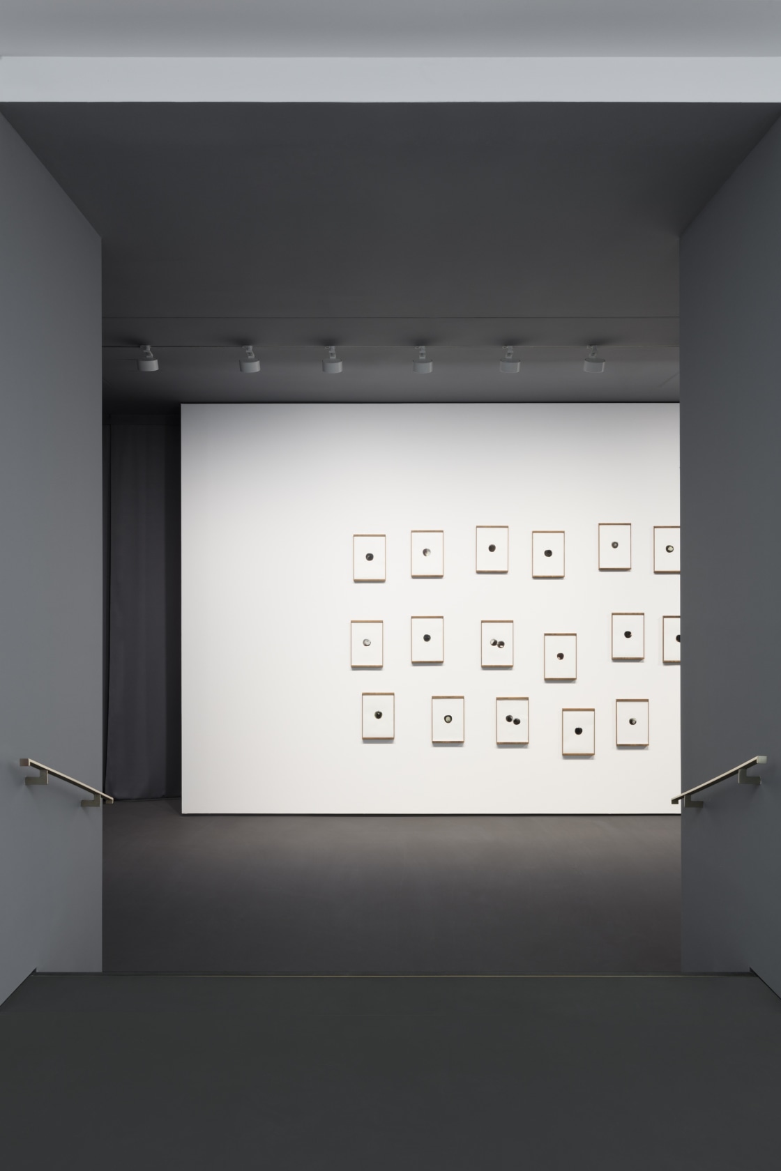 Anri Sala, Them Apples, 2017. Exhibition view: Take Over, Esther Schipper, Berlin, 2017. Photo © Andrea Rossetti