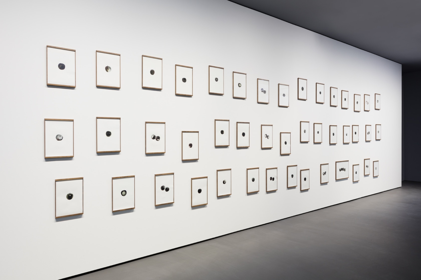 Anri Sala, Them Apples, 2017. Exhibition view: Take Over, Esther Schipper, Berlin, 2017. Photo © Andrea Rossetti