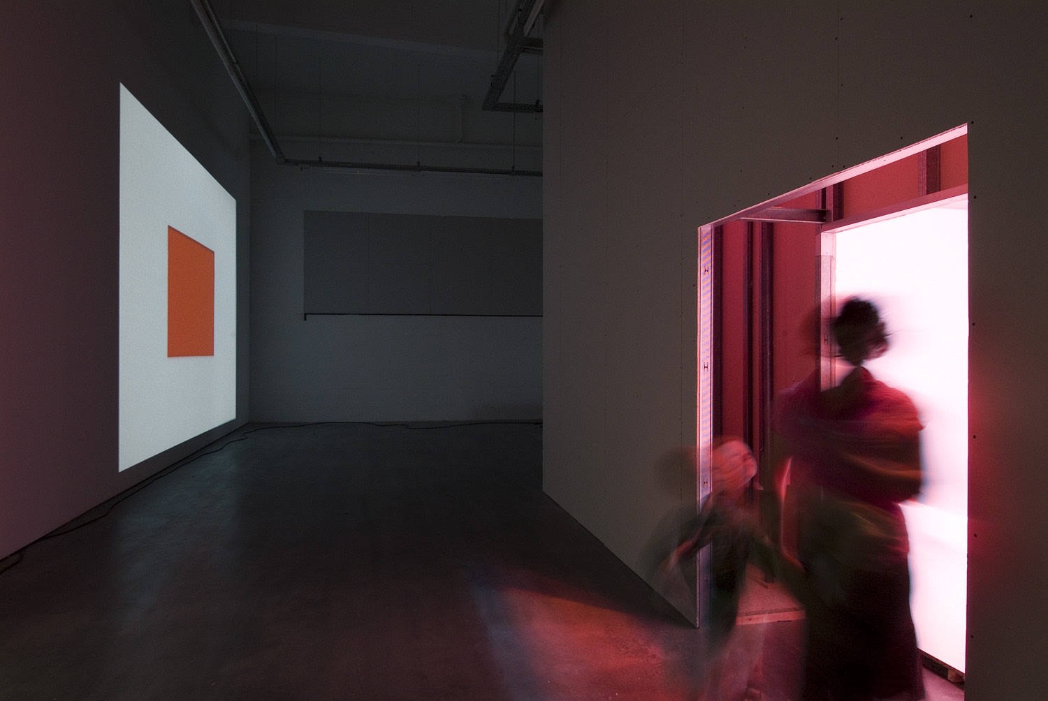 Rouge 106, Bleu 132, 2003-2009 (right) Luminous installation Scrub, 2002 (left) Video Photo © Philippe de Gobert