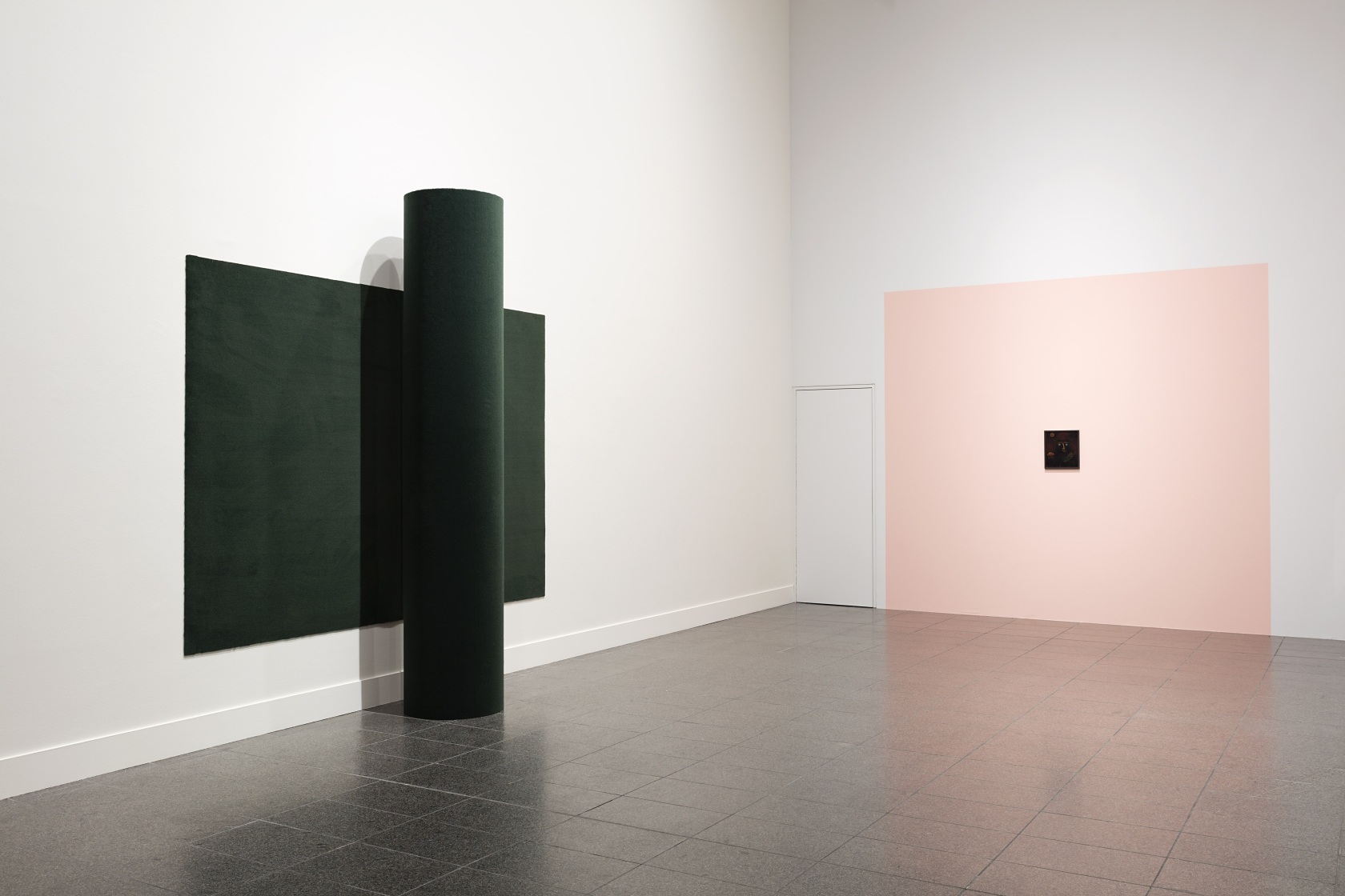 Éspace 86 (evm), 2016 Environment Untitled, 1986/2015 (left) Column and surface with carpet The work is from a series included...