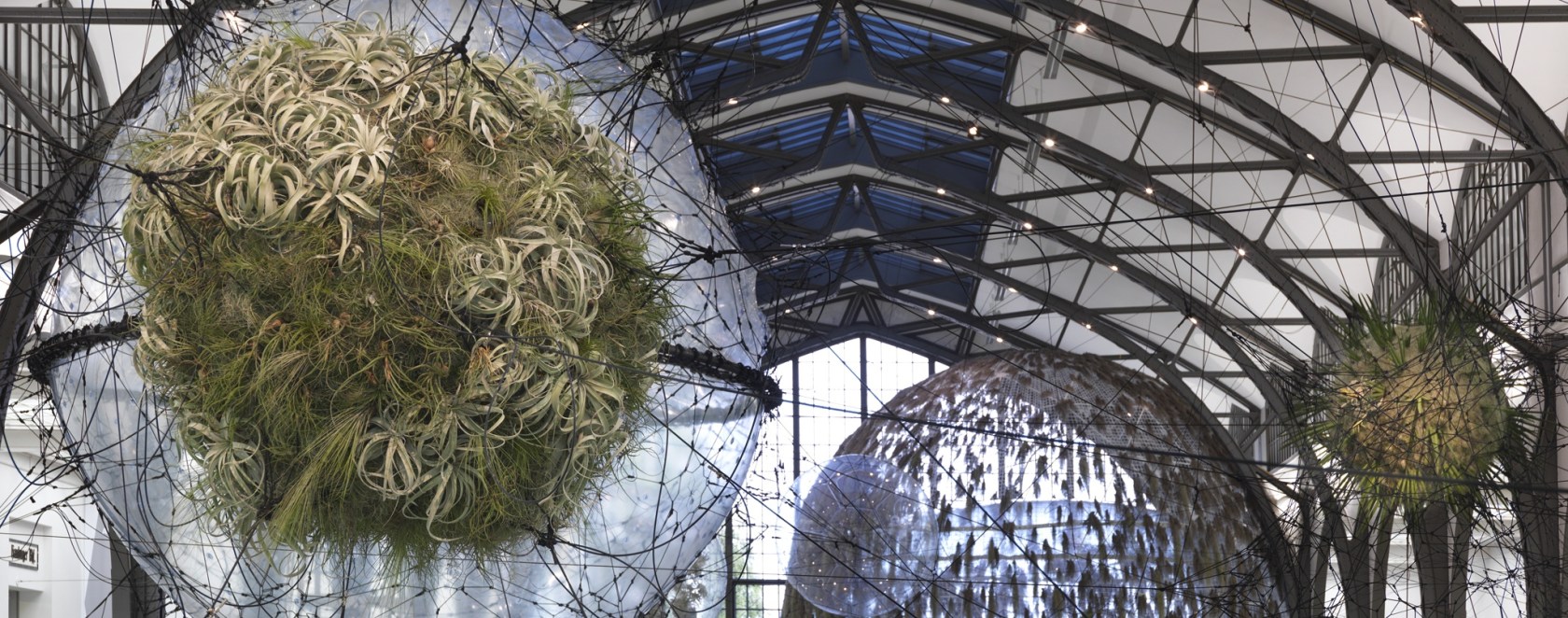 Exhibition view Cloud Cities, 2010–11 Hamburger Bahnhof, Berlin Photo © Studio Tomás Saraceno, Jens Ziehe